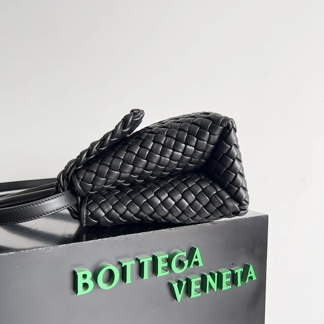 Batch 2320 BV patti bag is full of three-dimensional quilted leather strips. Low-key luxury is often hidden in details and craftsmanship. This bag opens and closes casually, and is simple and elegant overall. It is equipped with a detachable shoulder strap, which can be carried cross-body or carried by hand to match different outfits. The interior is designed with double layers and a small zippered compartment to ensure the safety of private items. No matter the capacity, shape or privacy, it is full of security when you go out. Style number: 776783 Size: 19*26*11cm